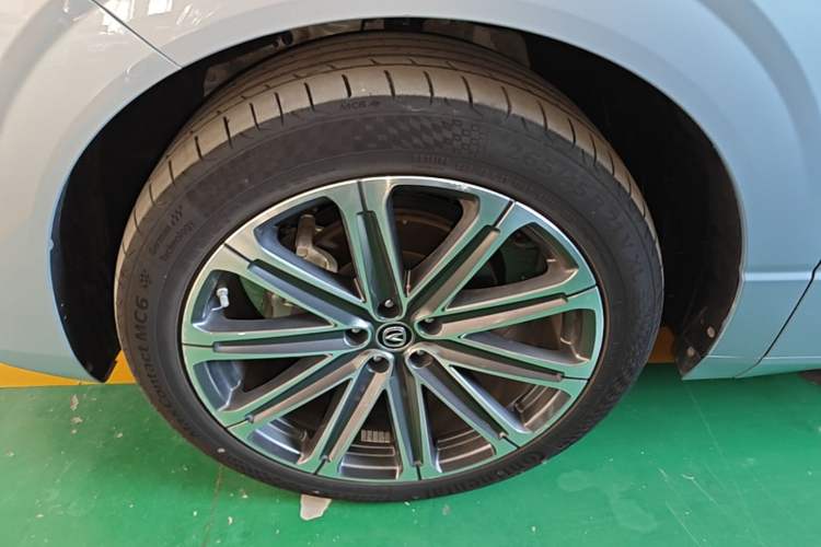 Used CHANGAN UNI-K 2021 2.0T All-Wheel Drive Prestige Version Left Front Wheel Hub