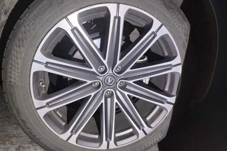 Used CHANGAN UNI-K 2021 2.0T All-Wheel Drive Prestige Version Right Front Wheel Hub