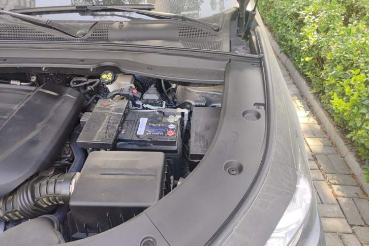 Used CHANGAN UNI-K 2021 2.0T Luxury Version Engine Bay Left