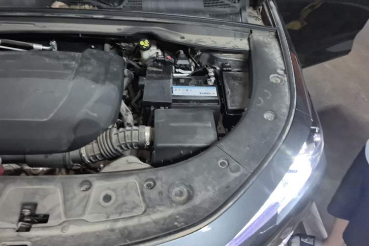 Used CHANGAN UNI-K 2021 2.0T All-Wheel Drive Prestige Version Engine Bay Left