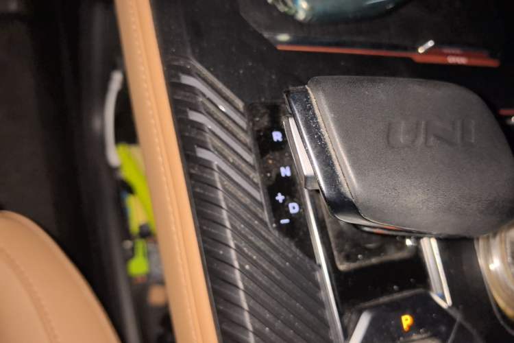 Used CHANGAN UNI-K 2021 2.0T All-Wheel Drive Prestige Version Gear Lever