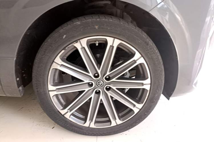 Used CHANGAN UNI-K 2021 2.0T All-Wheel Drive Prestige Version Right Front Wheel Hub