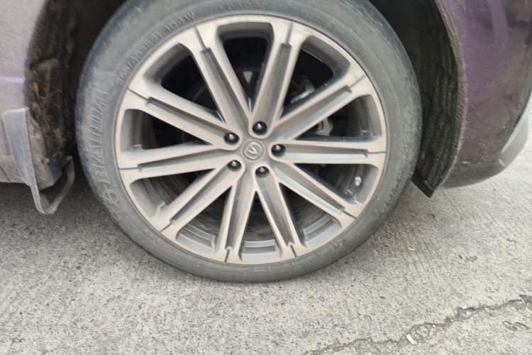 Used CHANGAN UNI-K 2021 2.0T All-Wheel Drive Prestige Version Right Front Wheel Hub