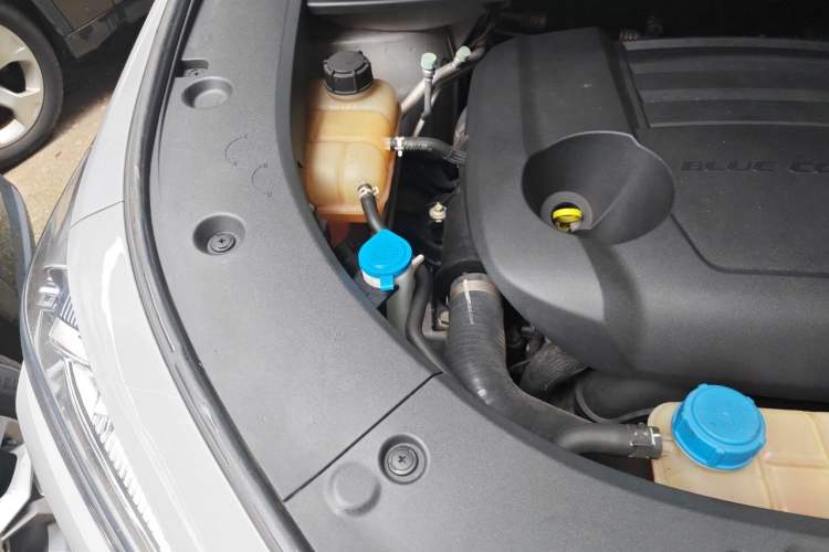 Used CHANGAN UNI-K 2021 2.0T All-Wheel Drive Prestige Version Engine Bay Right