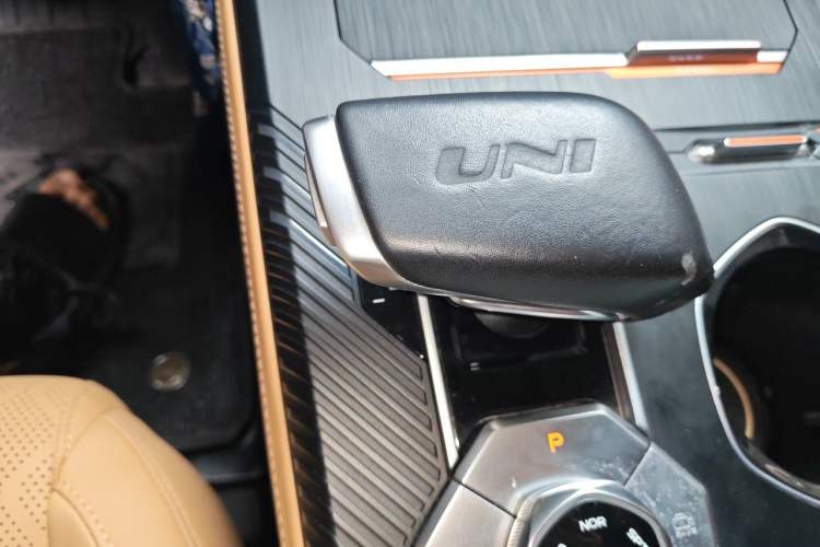Used CHANGAN UNI-K 2021 2.0T All-Wheel Drive Prestige Version Gear Lever