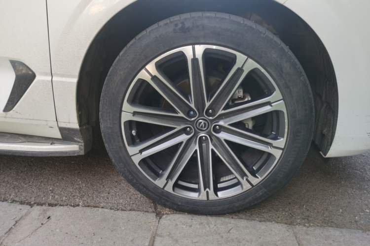 Used CHANGAN UNI-K 2021 2.0T All-Wheel Drive Prestige Version Right Front Wheel Hub