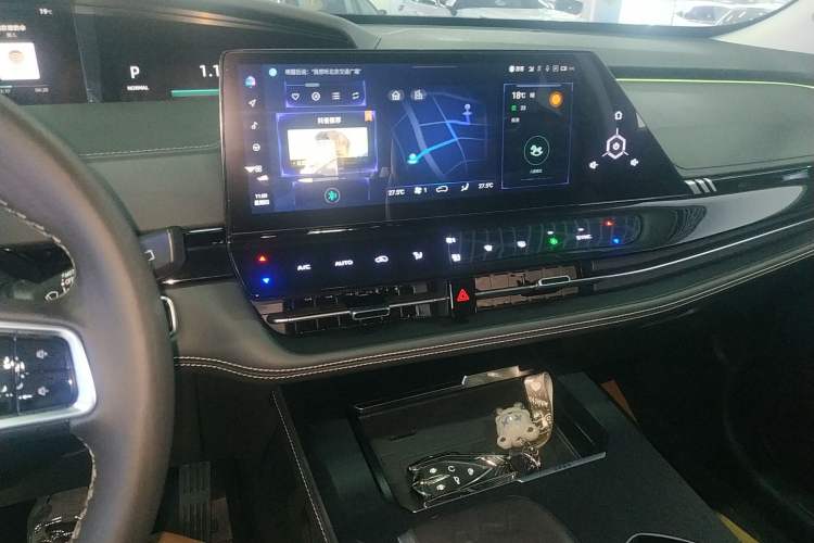 Used CHANGAN UNI-K 2023 2.0T Two-Wheel Drive Yue Ling Trim Audio And AC Panel
