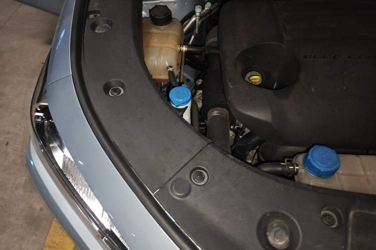 Used CHANGAN UNI-K 2023 2.0T Two-Wheel Drive Enjoyment Version Engine Bay Right