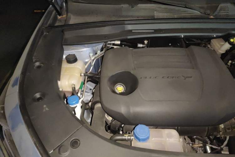 Used CHANGAN UNI-K 2023 2.0T Two-Wheel Drive Yue Ling Trim Engine Bay Right