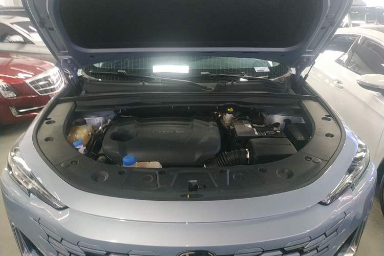 Used CHANGAN UNI-K 2023 2.0T Two-Wheel Drive Yue Ling Trim Engine Bay