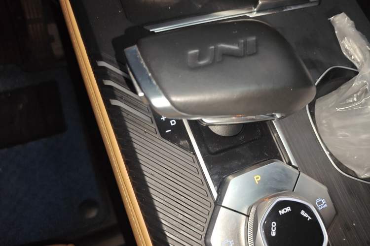 Used CHANGAN UNI-K 2023 2.0T Two-Wheel Drive Enjoyment Version Gear Lever