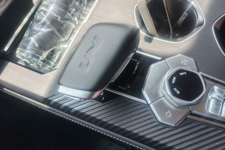 Used CHANGAN UNI-K 2023 2.0T Two-Wheel Drive Enjoyment Version Gear Lever