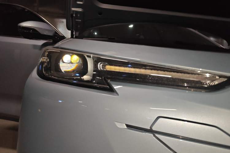 Used CHANGAN UNI-K 2023 2.0T Two-Wheel Drive Enjoyment Version Right Front Headlight