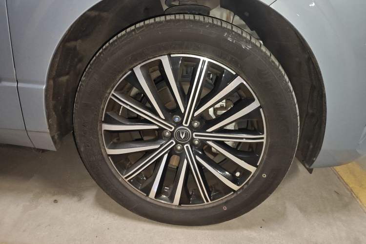 Used CHANGAN UNI-K 2023 2.0T Two-Wheel Drive Enjoyment Version Right Front Wheel Hub