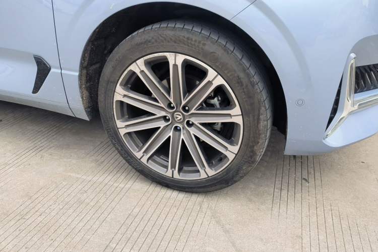 Used CHANGAN UNI-K 2023 2.0T Two-Wheel Drive Yue Ling Trim Right Front Wheel Hub