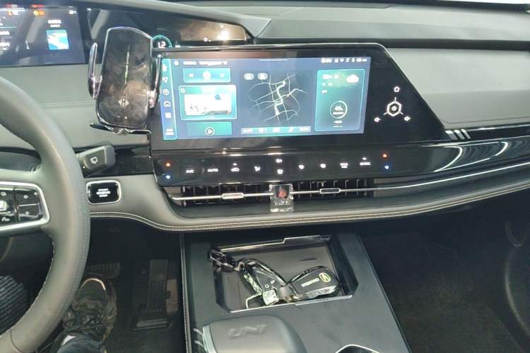 Used CHANGAN UNI-K 2023 2.0T Two-Wheel Drive YueShang Trim Audio And AC Panel