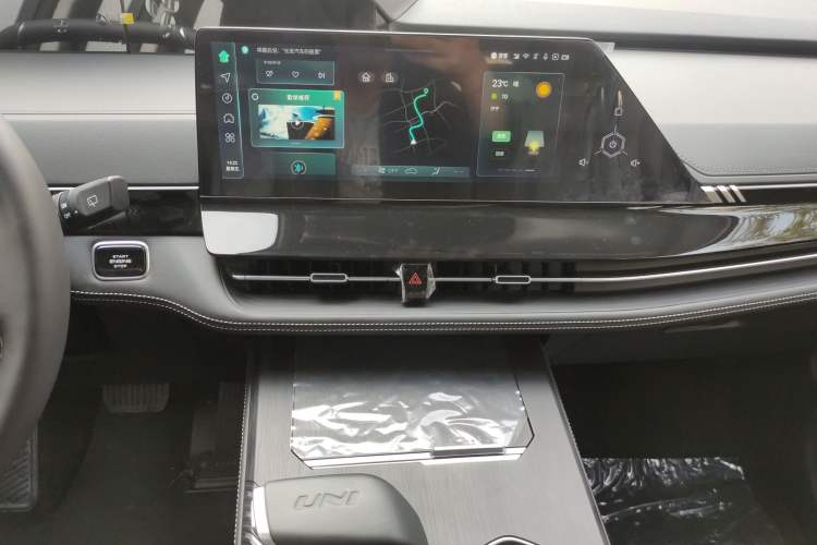Used CHANGAN UNI-K 2023 2.0T Two-Wheel Drive Yue Ling Trim Audio And AC Panel