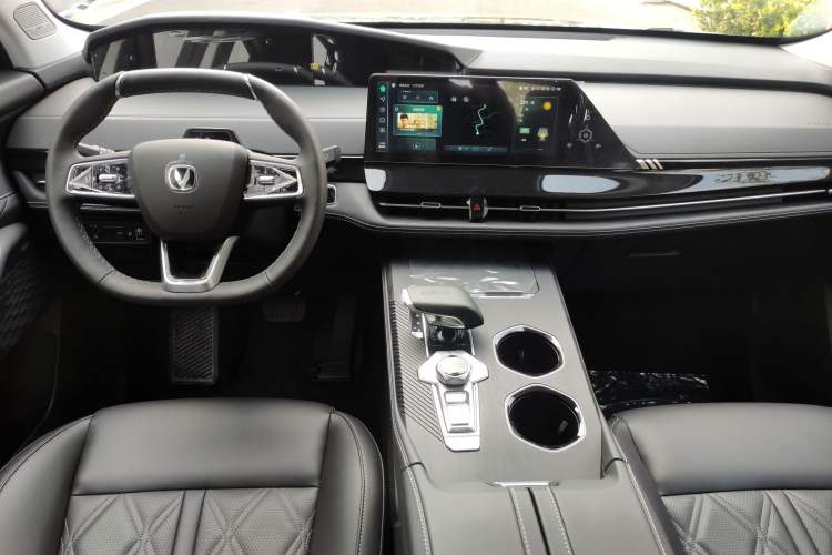 Used CHANGAN UNI-K 2023 2.0T Two-Wheel Drive Yue Ling Trim Center Console