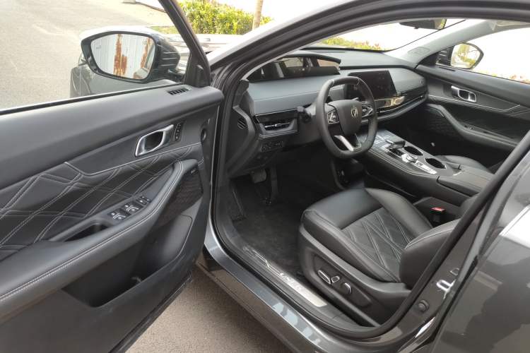Used CHANGAN UNI-K 2023 2.0T Two-Wheel Drive Yue Ling Trim Driver Seat