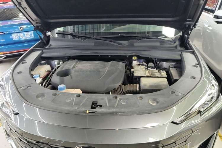 Used CHANGAN UNI-K 2023 2.0T Two-Wheel Drive YueShang Trim Engine Bay