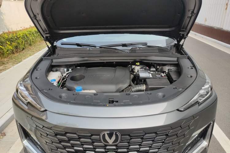 Used CHANGAN UNI-K 2023 2.0T Two-Wheel Drive Yue Ling Trim Engine Bay