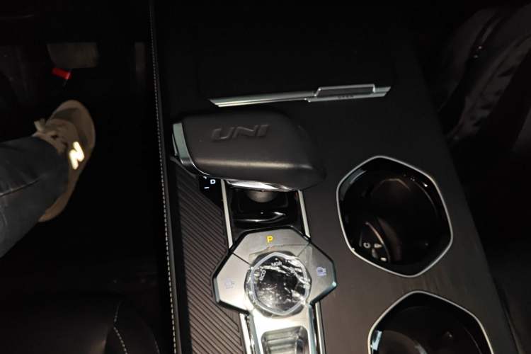 Used CHANGAN UNI-K 2023 2.0T Two-Wheel Drive YueShang Trim Gear Lever