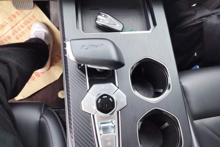 Used CHANGAN UNI-K 2023 2.0T Two-Wheel Drive Enjoyment Version Gear Lever