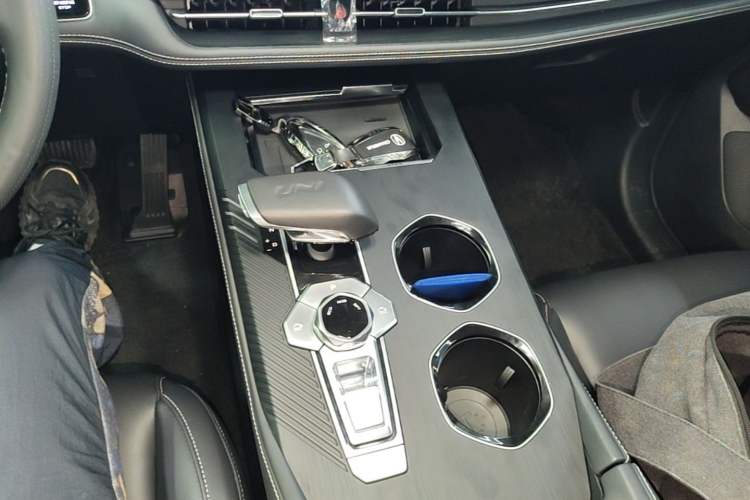 Used CHANGAN UNI-K 2023 2.0T Two-Wheel Drive YueShang Trim Gear Lever