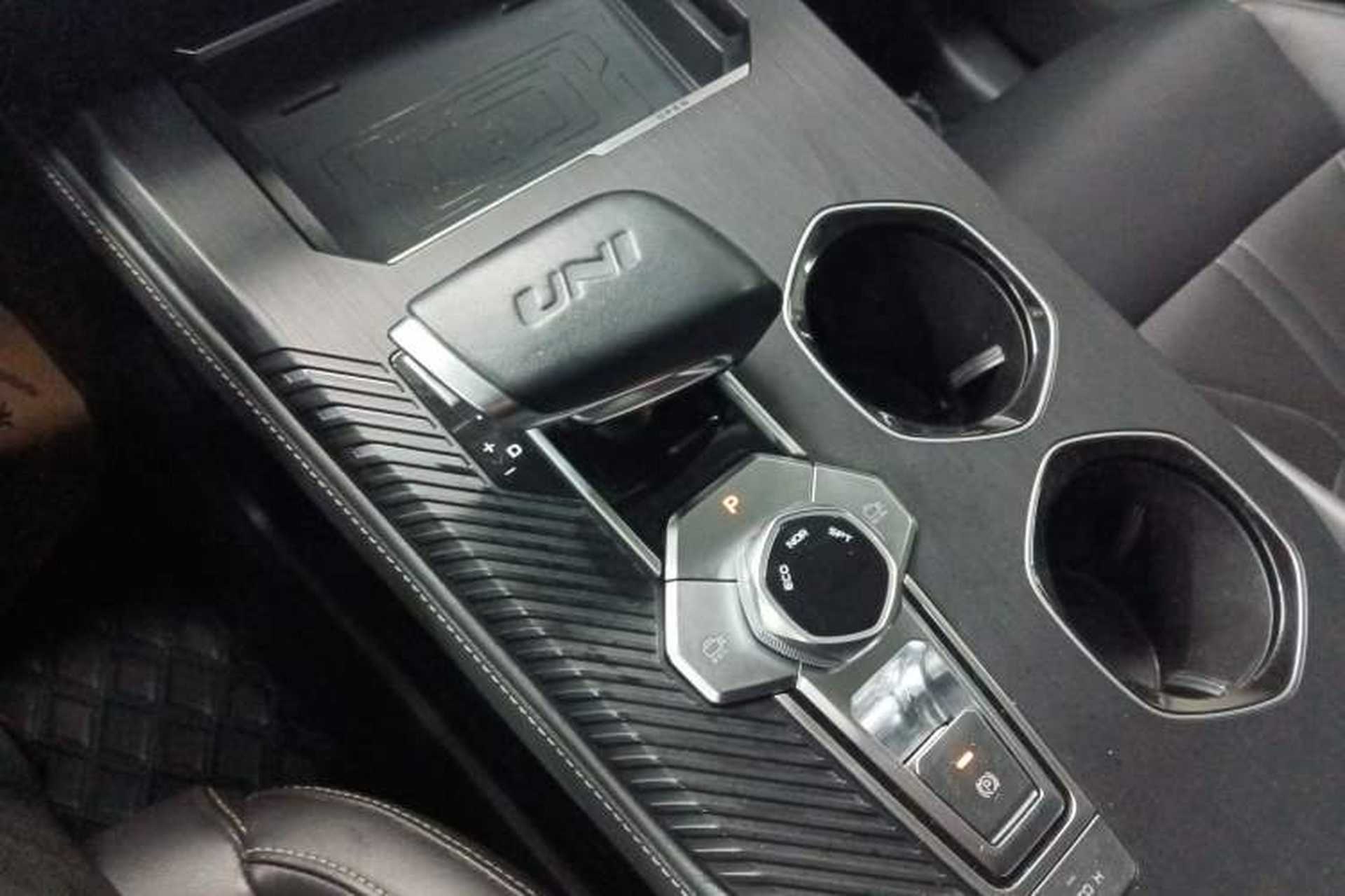 Used CHANGAN UNI-K 2023 2.0T Two-Wheel Drive YueShang Trim Gear Lever