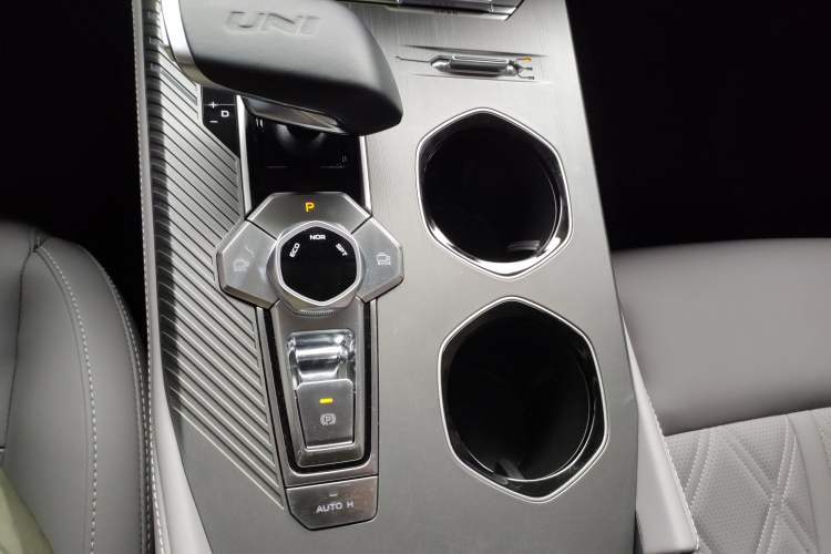 Used CHANGAN UNI-K 2023 2.0T All-Wheel-Drive Enjoyment Version Gear Lever