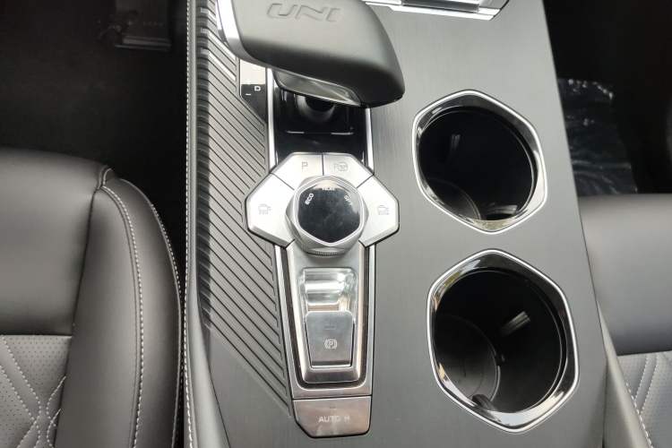 Used CHANGAN UNI-K 2023 2.0T Two-Wheel Drive Yue Ling Trim Gear Lever