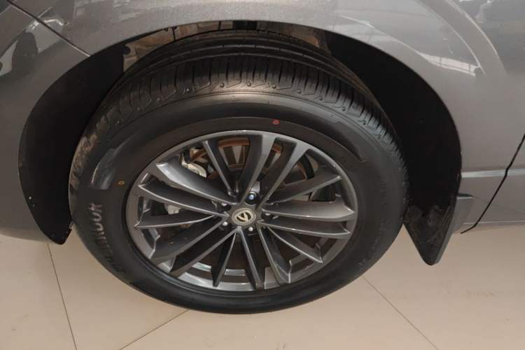 Used CHANGAN UNI-K 2023 2.0T Two-Wheel Drive YueShang Trim Left Front Wheel Hub