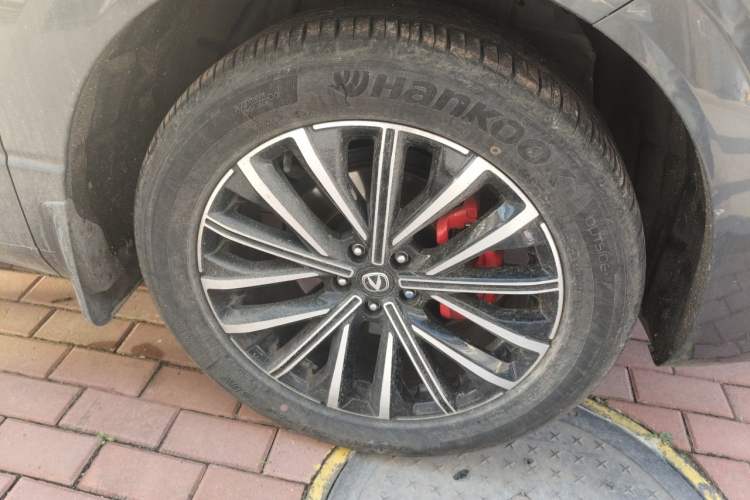Used CHANGAN UNI-K 2023 2.0T All-Wheel-Drive Enjoyment Version Right Front Wheel Hub