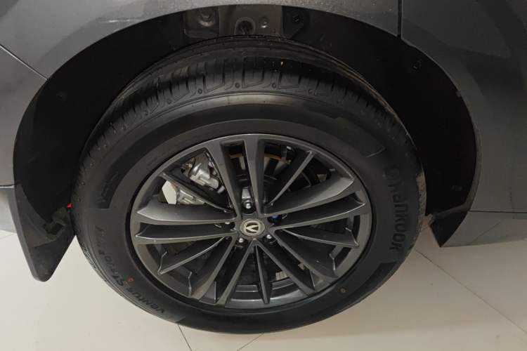 Used CHANGAN UNI-K 2023 2.0T Two-Wheel Drive YueShang Trim Right Rear Wheel Hub