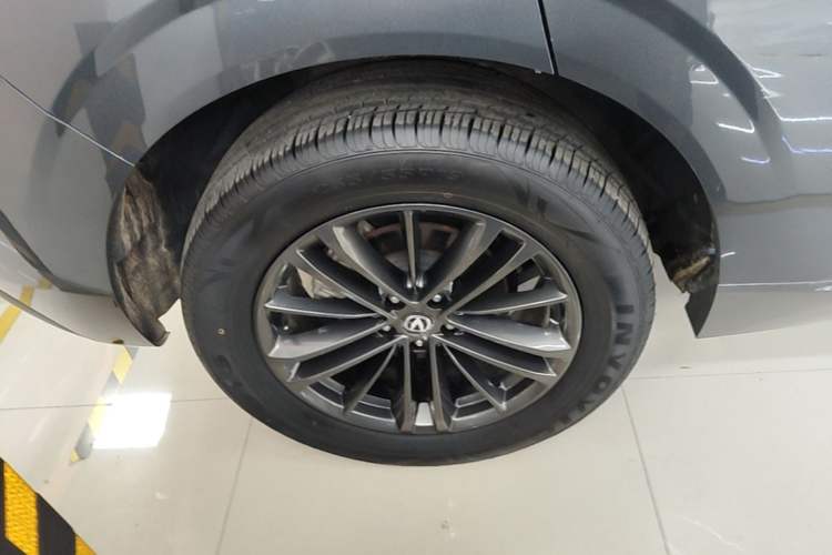 Used CHANGAN UNI-K 2023 2.0T Two-Wheel Drive YueShang Trim Right Rear Wheel Hub