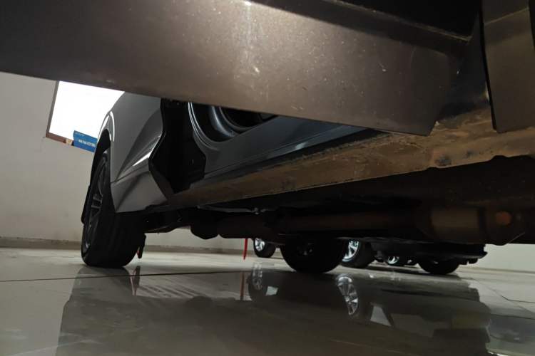 Used CHANGAN UNI-K 2023 2.0T Two-Wheel Drive YueShang Trim Right Side Sill