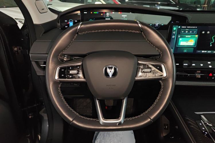 Used CHANGAN UNI-K 2023 2.0T Two-Wheel Drive YueShang Trim Steering Wheel