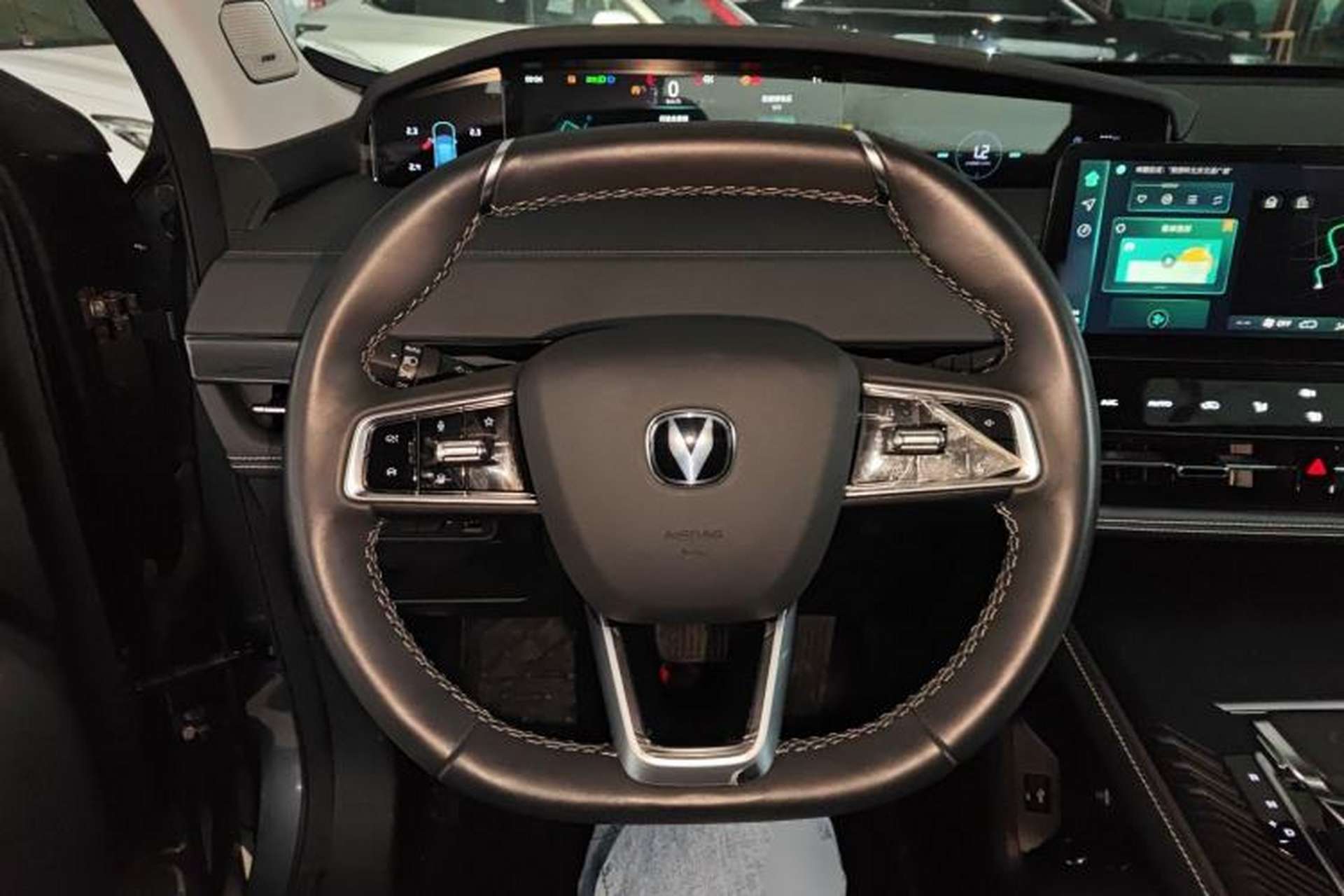 Used CHANGAN UNI-K 2023 2.0T Two-Wheel Drive YueShang Trim Steering Wheel