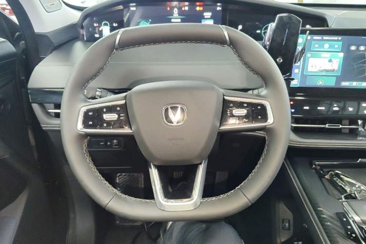 Used CHANGAN UNI-K 2023 2.0T Two-Wheel Drive YueShang Trim Steering Wheel