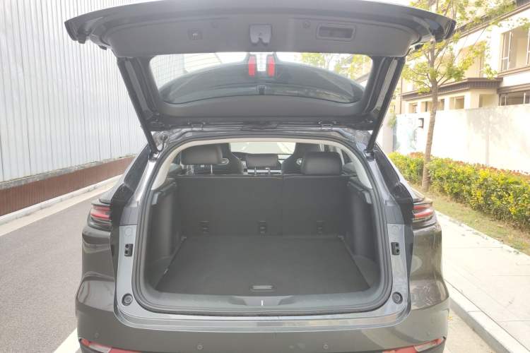 Used CHANGAN UNI-K 2023 2.0T Two-Wheel Drive Yue Ling Trim Trunk