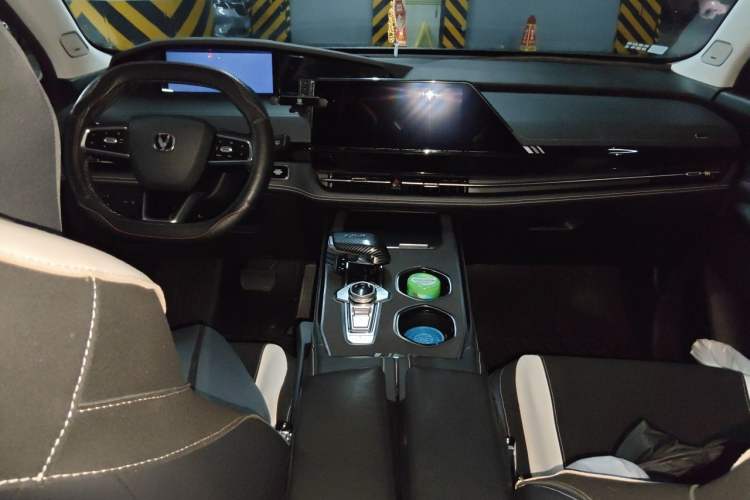 Used CHANGAN UNI-K 2023 2.0T Two-Wheel Drive YueShang Trim Interior 2