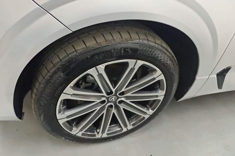Used CHANGAN UNI-K 2023 2.0T Two-Wheel Drive Yue Ling Trim Left Front Wheel Hub