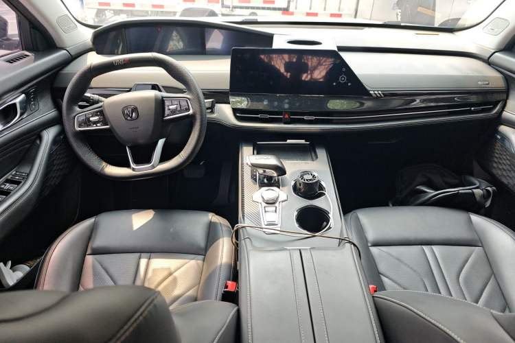 Used CHANGAN UNI-K 2023 2.0T Two-Wheel Drive Enjoyment Version Center Console