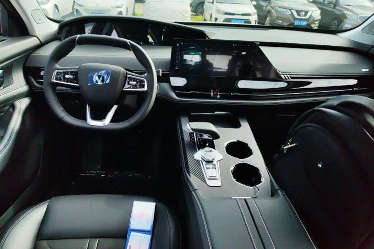 Used CHANGAN UNI-K 2023 2.0T Two-Wheel Drive YueShang Trim Center Console