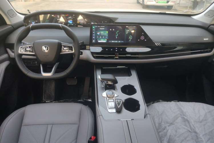 Used CHANGAN UNI-K 2023 2.0T Two-Wheel Drive YueShang Trim Center Console