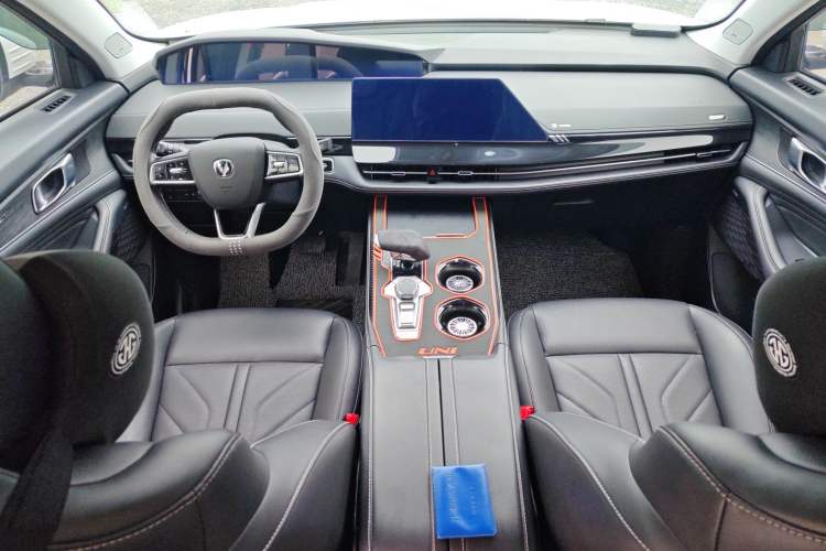 Used CHANGAN UNI-K 2023 2.0T Two-Wheel Drive YueShang Trim Center Console