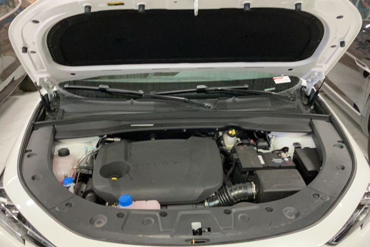 Used CHANGAN UNI-K 2023 2.0T Two-Wheel Drive YueShang Trim Engine Bay