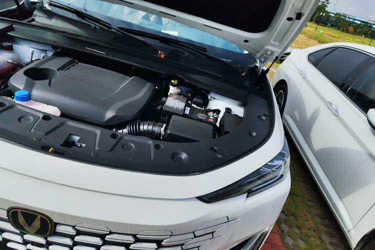 Used CHANGAN UNI-K 2023 2.0T Two-Wheel Drive YueShang Trim Engine Bay Left