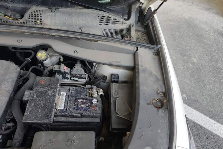 Used CHANGAN UNI-K 2023 2.0T Two-Wheel Drive YueShang Trim Engine Bay Left