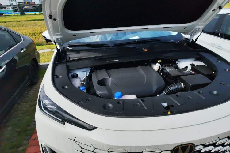 Used CHANGAN UNI-K 2023 2.0T Two-Wheel Drive YueShang Trim Engine Bay Right